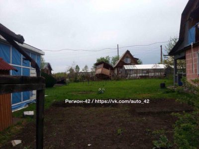 В Кемеровском районе сильный ветер перевернул дачный домик, есть пострадавший