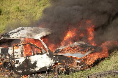 Ночью в Кузбассе неизвестные подожгли три автомобиля