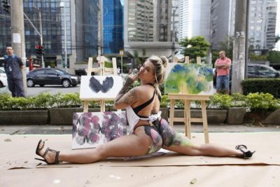 В Бразилии финалистка конкурса «Мисс бум-бум» продаёт картины, написанные своими ягодицами