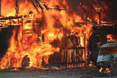 Ночью в Кемерове злоумышленники спалили гараж с автомобилем внутри