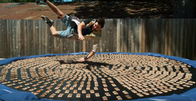 Сеть взорвал slow motion-ролик, на котором экстремал прыгает на батут с 1 000 мышеловок