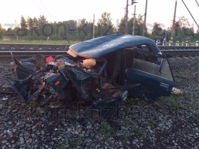 Фото: в Кузбассе водитель ВАЗа устроил ДТП с двумя поездами и скрылся