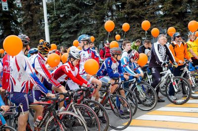 Сотни велосипедистов проехали по Кемерову в День города