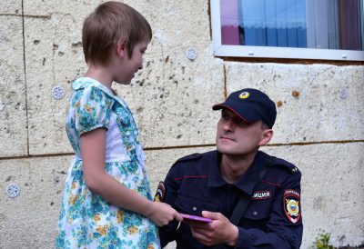 В Кузбассе сотрудник полиции спас девочку, провалившуюся в глубокую яму