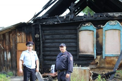 В Кузбассе сотрудники полиции спасли двух человек из горящего дома