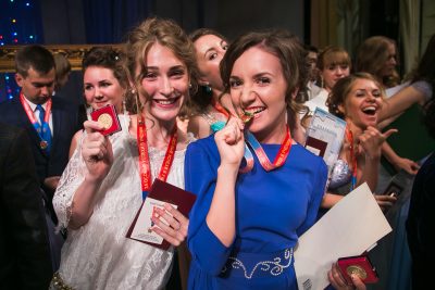 Почти 10 тысяч учащихся окончили 11 класс в Кузбассе в 2017 году