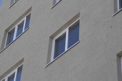 В Новокузнецке двухлетняя девочка погибла после падения из окна пятого этажа