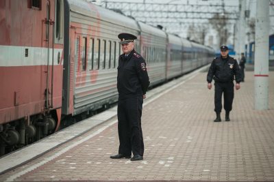 В Кузбассе транспортная полиция сняла с поезда девочку, сбежавшую из дома в Ангарске