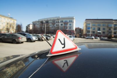 В Кузбассе автошкола получила крупный штраф за нарушения при обучении на автодроме