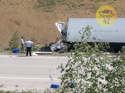 В Сети появились фото страшного ДТП с двумя грузовиками на кузбасской трассе