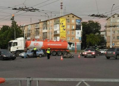 В Кемерове мотоциклист попал в больницу после ДТП с Mercedes