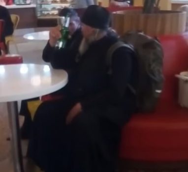 В Новокузнецке с бутылкой пива заметили мужчину в монашеской рясе