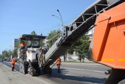 В Кемерове рабочие укладывают устойчивое к образованию колеи дорожное покрытие