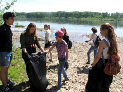 В Кемерове юные экологи расчистили устье реки Каменушка