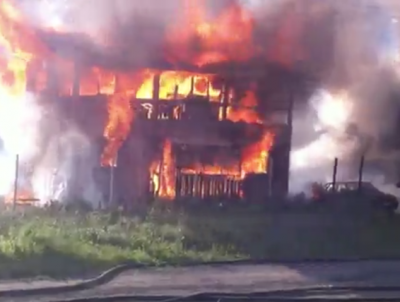 Видео: в Кемерове из-за поджога сгорели частный дом, гараж и авто