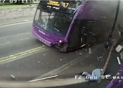 Видео: сбитый автобусом англичанин встал и пошёл в паб