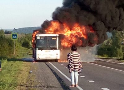 В Сети опубликовали видео полыхающего автобуса на трассе в Кемеровском районе