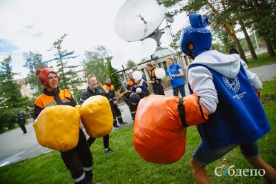 На День города кемеровчане устроили бои в гигантских перчатках