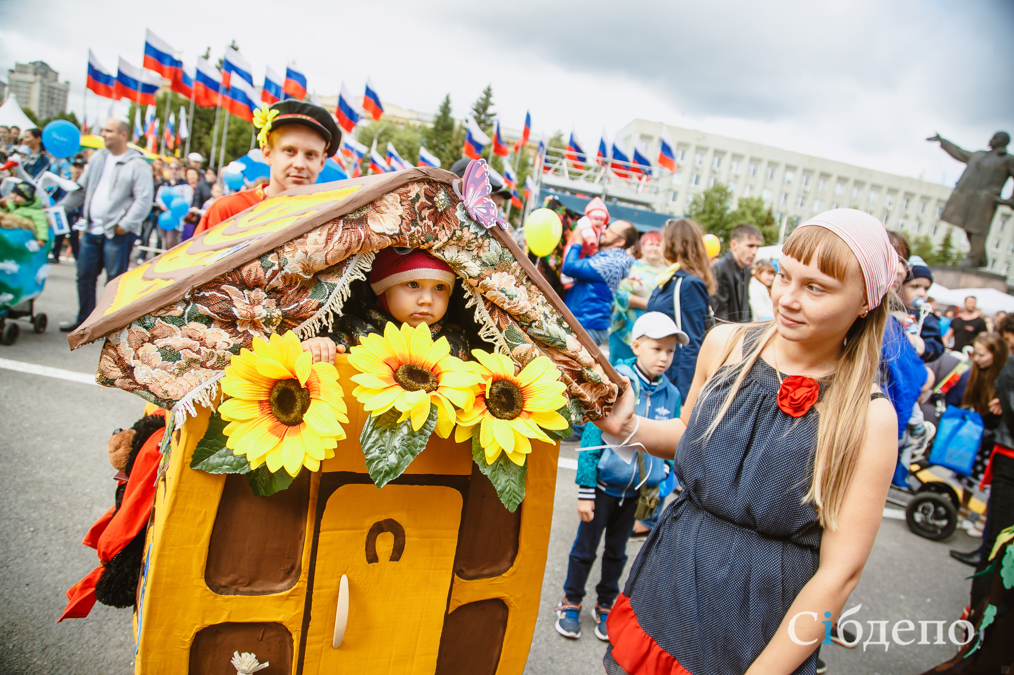 Кемерово узнать. Парад колясок ангел. Кемерово парад Сибдепо. Парад колясок ангелочки. Солнце композиция на шествие.