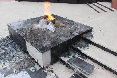 На Урале нетрезвые школьницы сожгли венок на Вечном огне