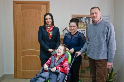 11-летней кемеровчанке благотворительный фонд подарил инвалидную коляску