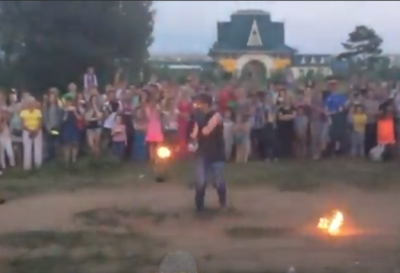 Видео: в Кемерове на Красном озере во время файер-шоу загорелись трое факиров