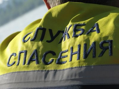 Кемеровские спасатели освободили застрявшей между решёток на балконе девушку