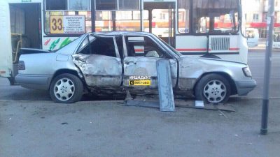 Фото: в Кемерове водитель Mercedes въехал в столб и столкнулся с маршруткой