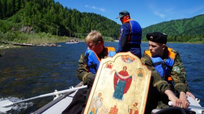 Участники крестного хода-сплава преодолели 150 км по реке Томь