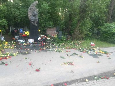 В Санкт-Петербурге неизвестные осквернили могилу Виктора Цоя
