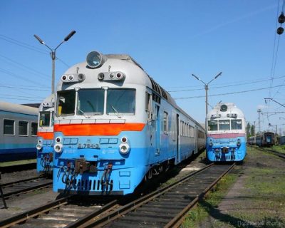 В Кузбассе пассажир поезда изрезал себя и 20-летнего проводника
