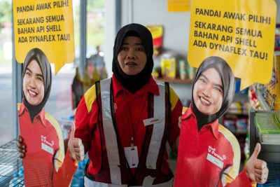 В Малайзии c заправок убрали картонные фигуры женщин, потому что к ним приставали мужчины