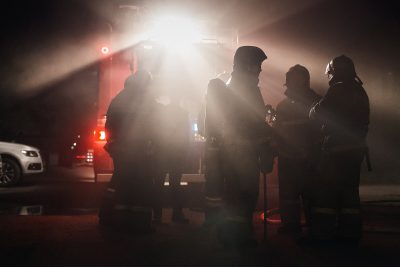 Сотрудники МЧС ночью эвакуировали 11 человек из горящего дома в Кемерове