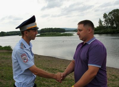В Кузбассе два сотрудника ГИБДД спасли тонувшего в реке семилетнего ребёнка