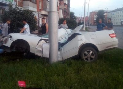 В ГИБДД рассказали подробности аварии в Кемерове, где иномарка «обняла» столб