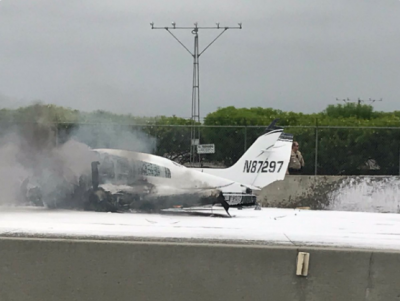 Видео: в Калифорнии самолёт рухнул на автостраду и загорелся