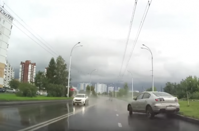 Видео: кемеровский водитель чудом избежал от лобового столкновения после ливня