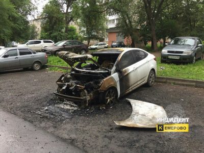 Ночью в Кемерове сгорел легковой автомобиль