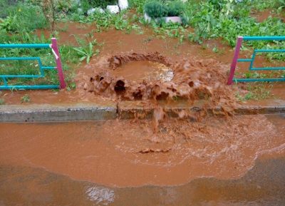 В Кемерове один из дворов затопило ржавой водой из колодца