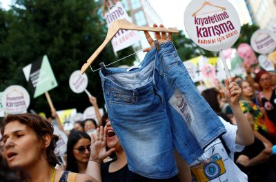 В Стамбуле женщины устроили шествие против ограничений в ношении одежды