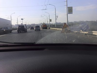 В Кемерове начали ремонтировать дорогу на Кузбасском мосту
