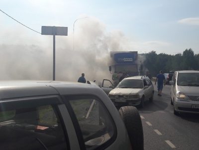 Фото: в Кемеровском районе на трассе горел грузовик