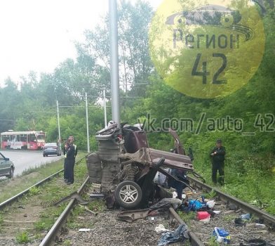 В полиции рассказали подробности смертельного ДТП на Логовом шоссе в Кемерове
