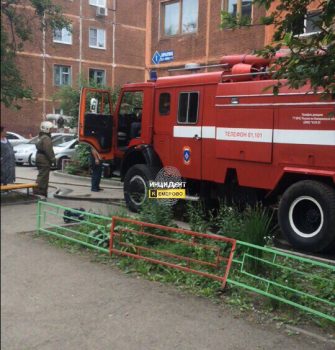 Сотрудники МЧС спасли кемеровчанина из горящей квартиры, мужчину госпитализировали
