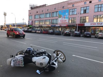 В Кемерове травмированный мотоциклист ищет свидетелей аварии