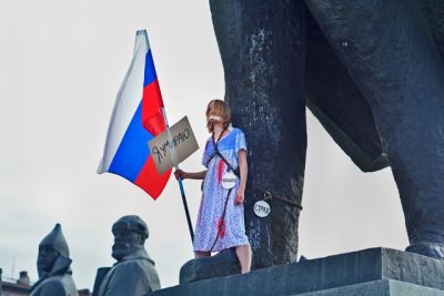 Уроженка Кузбасса приковала себя с флагом России к памятнику Ленину в Новосибирске