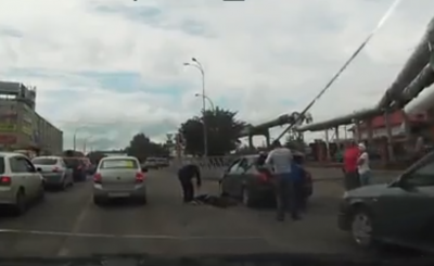 Видео: в Кемерове на Сибиряков-Гвардейцев водитель Chevrolet сбил мужчину