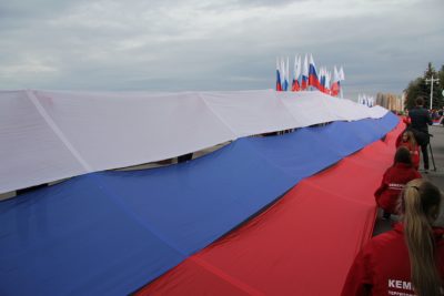 В Кемерове по набережной пронесли 55-ти метровый флаг России