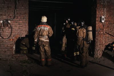Ночью в Кузбассе при пожаре в многоквартирном доме спасли 12 человек
