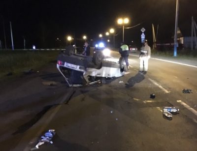 Фото: ночью в Кузбассе в результате опрокидывания ВАЗа пострадали двое человек